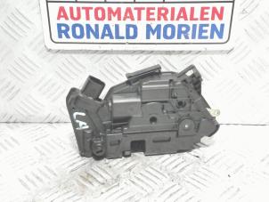 Usados Mecanismo de cerradura de puerta de 4 puertas izquierda detrás Volkswagen Amarok Precio € 25,00 Norma de margen ofrecido por Automaterialen Ronald Morien B.V.