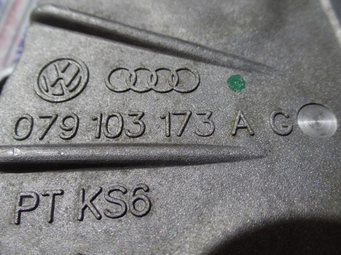 Timing cover from a Audi Q7 (4LB) 4.2 FSI V8 32V 2009