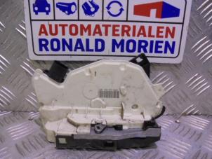 Używane Mechanizm blokady drzwi prawych przednich wersja 4-drzwiowa Volkswagen Passat CC (357) 2.0 TDI 16V 135 Cena € 25,00 Procedura marży oferowane przez Automaterialen Ronald Morien B.V.