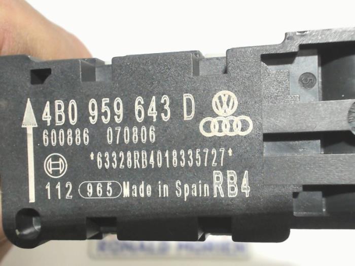 Sensor de airbag de un Audi A8 (D3) 3.0 TDI V6 24V Quattro 2007