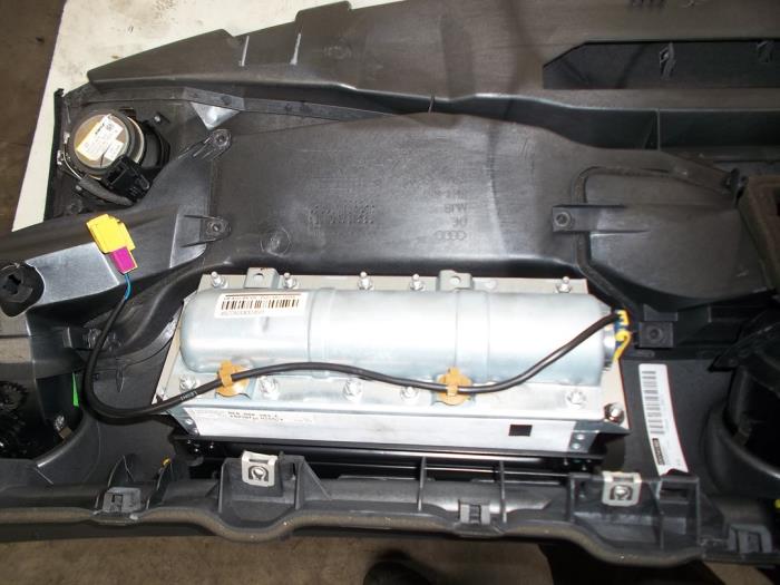 Airbag derecha (salpicadero) de un Audi S4 (B7) 4.2 V8 40V 2007