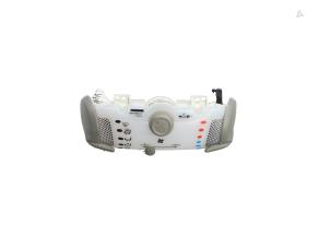 Usados Panel de control de calefacción Peugeot 107 1.0 12V Precio € 15,00 Norma de margen ofrecido por Automaterialen Ronald Morien B.V.