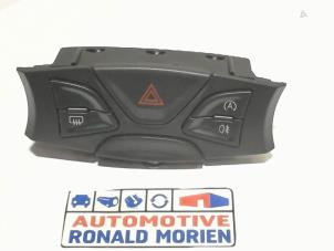 Usados Interruptor de luz de pánico Ford Ka II 1.2 Precio € 15,00 Norma de margen ofrecido por Automaterialen Ronald Morien B.V.