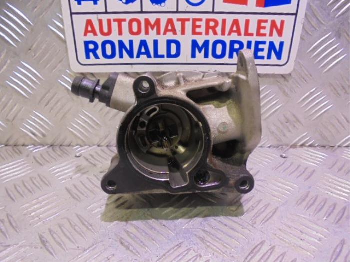 Vacuum pump (petrol) from a Volkswagen Passat (3C2) 1.8 TSI 16V 2008