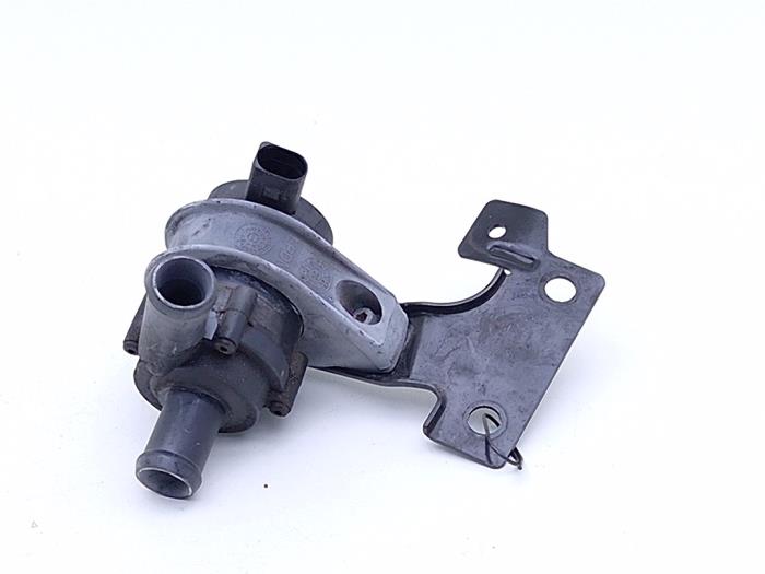 Begagnade Extra vattenpump Volkswagen Golf VI (5K1) 2.0 GTI 16V Pris € 25,00 Marginaltabell erbjuds av Automaterialen Ronald Morien B.V.