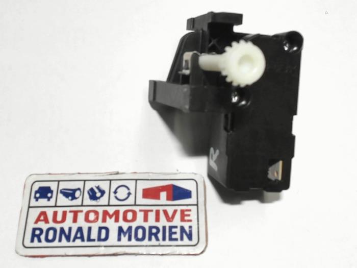 Używane Silnik reflektora Skoda Octavia Combi (1U5) 1.9 TDI 100 Cena € 19,00 Procedura marży oferowane przez Automaterialen Ronald Morien B.V.