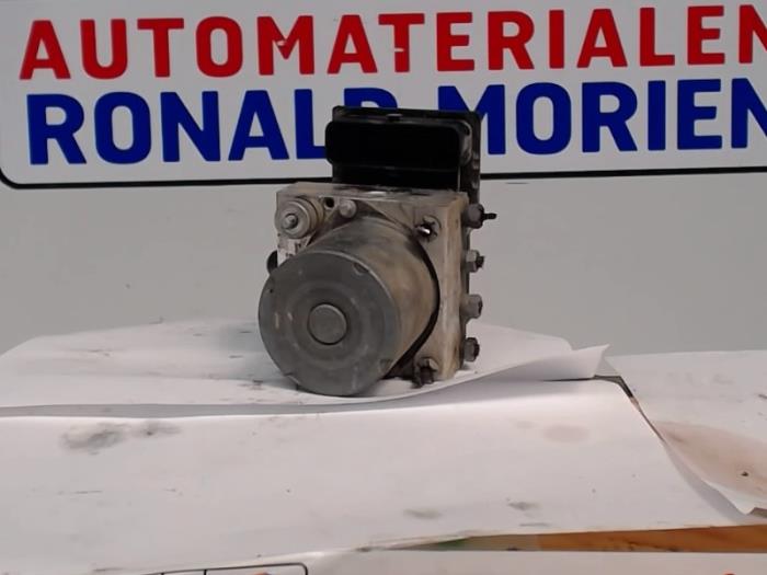 ABS pump from a Renault Trafic New (FL) 2.0 dCi 16V 90 2013