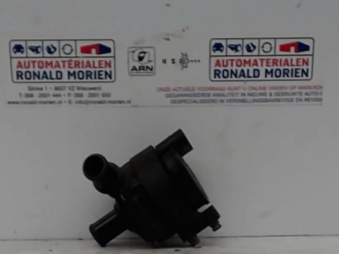Additional water pump from a Opel Movano 2.3 CDTi 16V FWD 2012