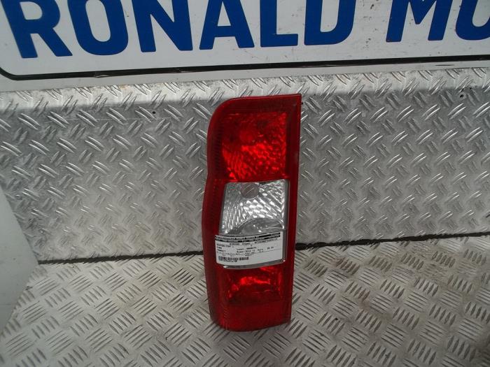Luz trasera izquierda de un Ford Transit 2012