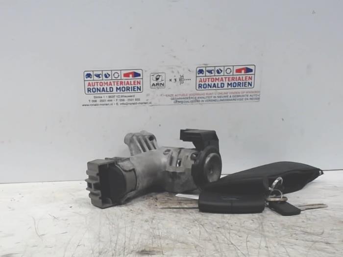 Ignition lock + key from a Ford Fiesta 6 (JA8) 1.0 SCI 12V 80 2013