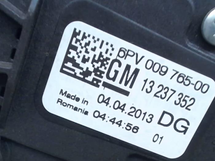 Throttle pedal position sensor Opel Insignia 2.0 CDTI 16V 130 Ecotec