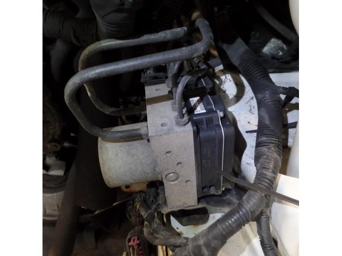 Used ABS pump Ford Mondeo III Price € 95,00 Margin scheme offered by Automaterialen Ronald Morien B.V.