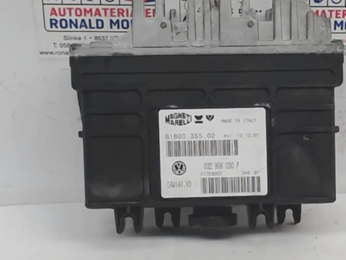 Calculateur moteur d'un Volkswagen Polo III (6N1) 1.6i 75 1998
