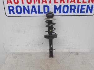Used Fronts shock absorber, left Renault Twingo II (CN) 1.2 16V Price € 80,00 Margin scheme offered by Automaterialen Ronald Morien B.V.
