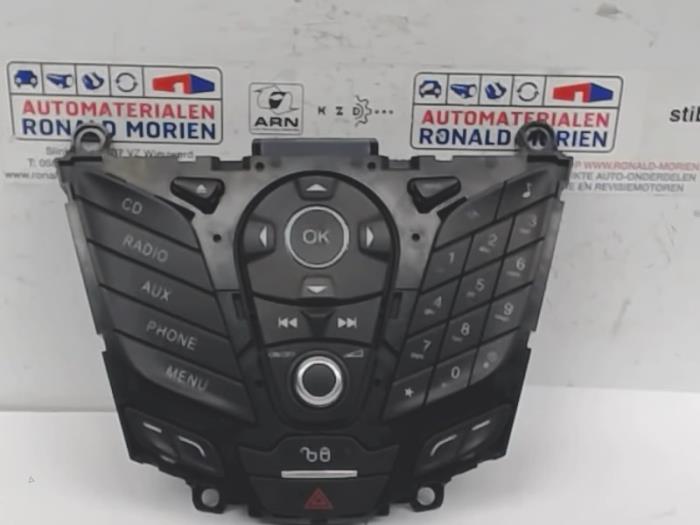 Używane Panel obslugi radia Ford Fiesta 6 (JA8) 1.0 EcoBoost 12V 100 Cena € 25,00 Procedura marży oferowane przez Automaterialen Ronald Morien B.V.
