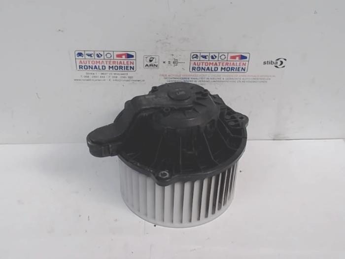 Heating and ventilation fan motor from a Hyundai Santa Fe II (CM) 2.2 CRDi 16V 4x4 2010