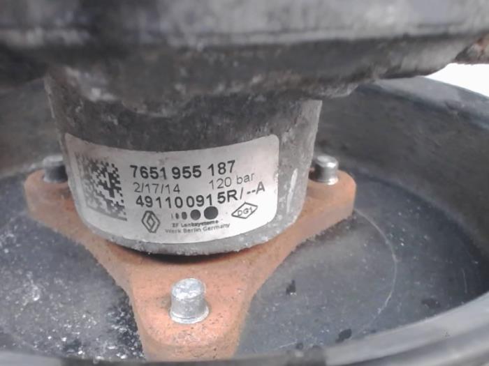 Bomba de dirección asistida de un Renault Master IV (FV) 2.3 dCi 125 16V FWD 2014