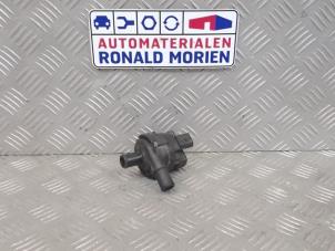 Używane Dodatkowa pompa wodna Renault Master IV (FV) 2.3 dCi 125 16V FWD Cena € 70,00 Procedura marży oferowane przez Automaterialen Ronald Morien B.V.