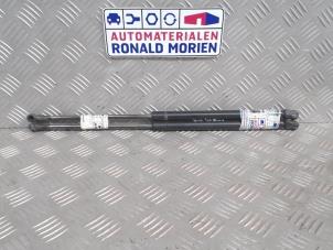 Usados Juego de amortiguadores de gas del portón trasero Volkswagen Passat Variant (3B5) 1.9 TDI 90 Precio € 30,00 Norma de margen ofrecido por Automaterialen Ronald Morien B.V.