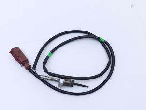 Auspuff Temperatursensor van een Volkswagen Beetle (16AE) 2.0 TDI 16V 2015
