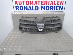 Usados Rejilla Dacia Sandero II 1.5 dCi 90 Precio € 75,00 Norma de margen ofrecido por Automaterialen Ronald Morien B.V.