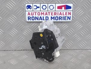 Usados Mecanismo de cerradura de puerta de 4 puertas izquierda detrás Volkswagen Passat (362) Precio € 35,00 Norma de margen ofrecido por Automaterialen Ronald Morien B.V.