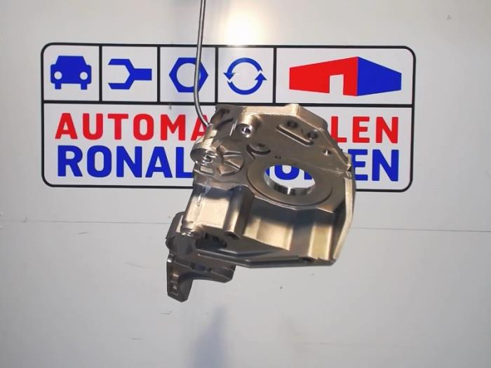 Alternator upper bracket from a Volkswagen Tiguan (5N1/2) 2.0 TDI 16V 2016