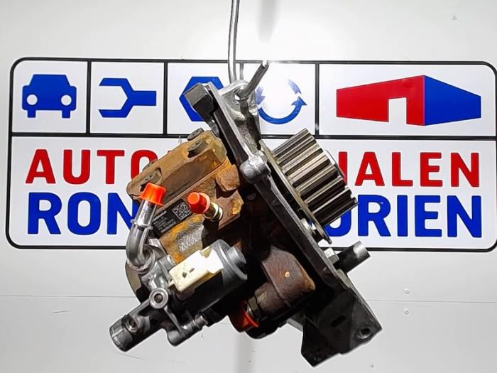 Diesel pump from a Volvo V40 Cross Country (MZ) 1.6 D2 2013