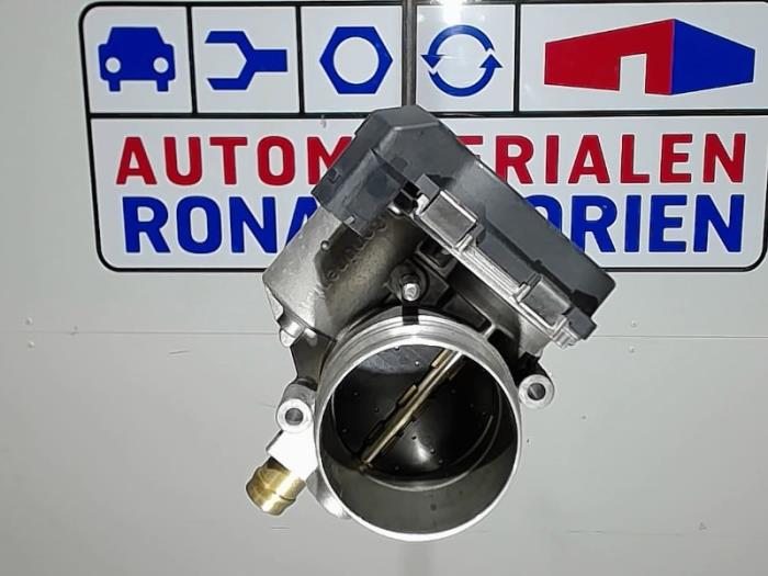 Throttle body from a BMW 3 serie Gran Turismo (F34) 320i 2.0 16V 2015