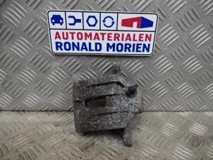 Used Rear brake calliper, left Kia Carens III (FG) 2.0i CVVT 16V Price € 60,00 Margin scheme offered by Automaterialen Ronald Morien B.V.
