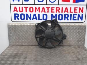 Usados Aleta de refrigeración Renault Megane III Coupe (DZ) Precio € 49,00 Norma de margen ofrecido por Automaterialen Ronald Morien B.V.