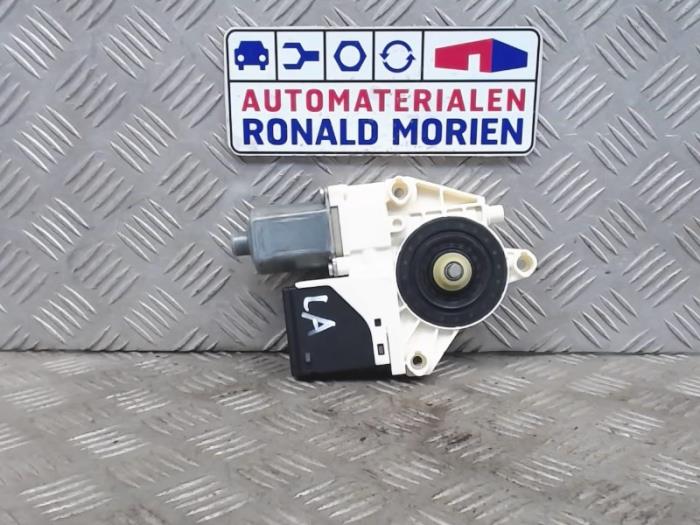 Moteur de vitre portière d'un Renault Megane III Berline (BZ) 1.6 16V 2010