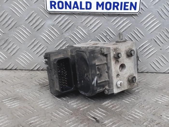 Używane Pompa ABS Ford Mondeo II 1.8i 16V Cena € 45,00 Procedura marży oferowane przez Automaterialen Ronald Morien B.V.