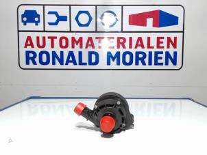 Usados Bomba de agua Renault Megane Precio € 35,00 Norma de margen ofrecido por Automaterialen Ronald Morien B.V.