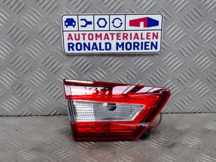 Taillight, left from a Renault Clio IV (5R) 1.5 Energy dCi 90 FAP 2016