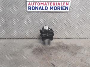 Usados Resistencia de calefactor Renault Clio IV (5R) 1.5 Energy dCi 90 FAP Precio € 35,00 Norma de margen ofrecido por Automaterialen Ronald Morien B.V.