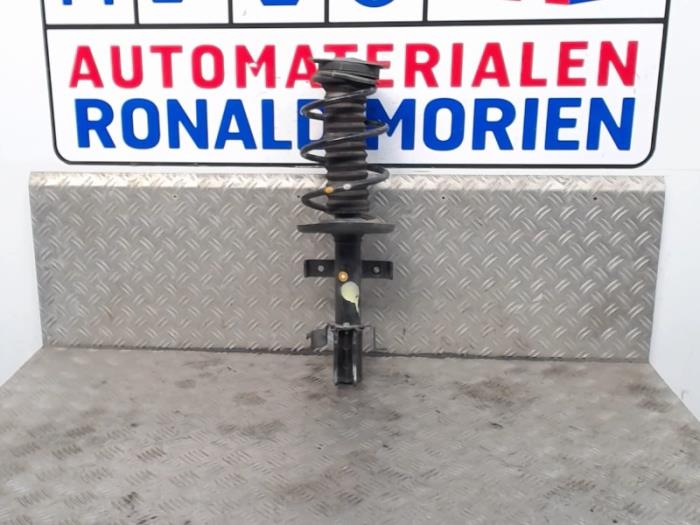 Front shock absorber rod, left from a Renault Clio IV (5R) 1.5 Energy dCi 90 FAP 2016