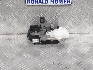 Używane Mechanizm blokady drzwi prawych tylnych wersja 4-drzwiowa Volvo V40 Cena € 39,00 Procedura marży oferowane przez Automaterialen Ronald Morien B.V.