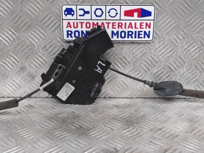 Rear door lock mechanism 4-door, left from a Renault Clio IV (5R)  2014