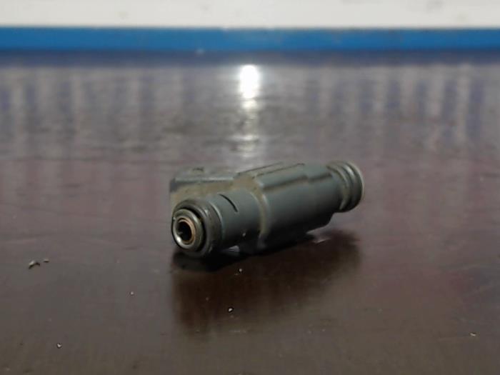 Injector (petrol injection) from a Volkswagen Passat (3B2) 2.8 30V 2000
