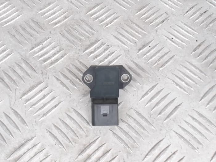 Fuel pressure sensor from a Volkswagen Polo V (6R) 1.0 TSI 12V BlueMotion 2015
