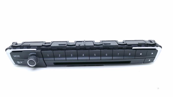 Używane Panel obslugi radia BMW 1 serie (F20) 118i 1.5 TwinPower 12V Cena € 29,00 Procedura marży oferowane przez Automaterialen Ronald Morien B.V.