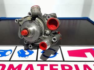Usagé Pompe à eau Audi A8 (D3) 4.0 TDI V8 32V Quattro Prix € 75,00 Règlement à la marge proposé par Automaterialen Ronald Morien B.V.