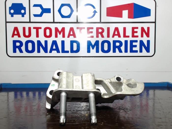 Used Engine mount Volvo V40 Cross Country (MZ) 1.6 D2 Price € 35,00 Margin scheme offered by Automaterialen Ronald Morien B.V.
