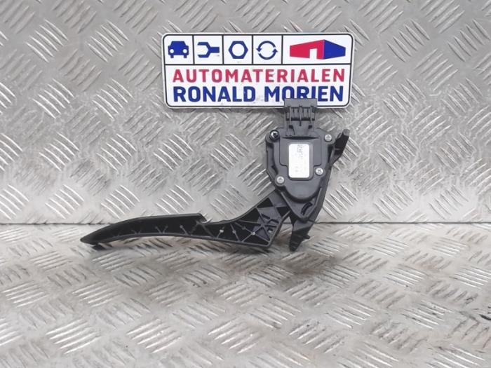 Czujnik polozenia pedalu gazu z Opel Astra 2014