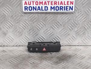 Usados Interruptor de luz de pánico Opel Astra Precio € 10,00 Norma de margen ofrecido por Automaterialen Ronald Morien B.V.