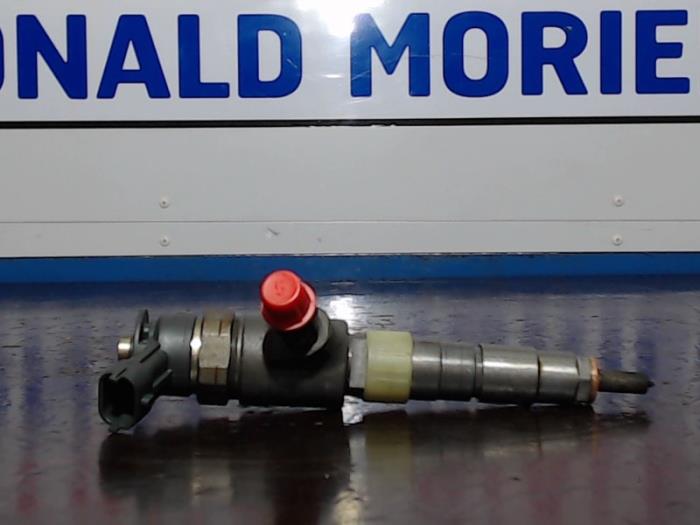 Injector (diesel) from a Volvo V40 Cross Country (MZ) 1.6 D2 2015
