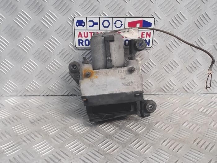 Gebrauchte ABS Pumpe Audi A4 (B5) 1.6 Preis € 29,00 Margenregelung angeboten von Automaterialen Ronald Morien B.V.