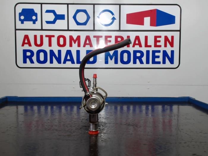 Fuel distributor from a Opel Astra 2014