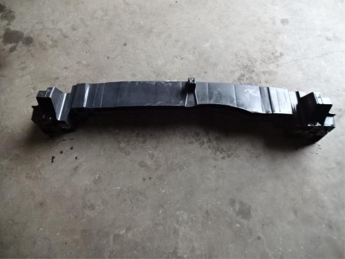 Rear bumper frame from a Renault Clio III (BR/CR) 1.2 16V TCe 100 2009